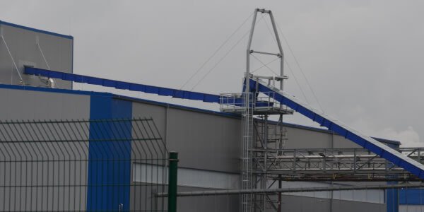 Installation of conveying technology in a hall